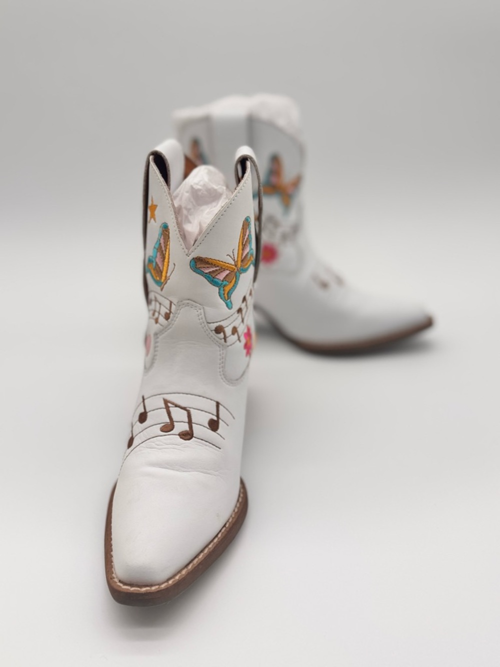 Dingo White Leather Boots with Turquoise and Multicolor Embroidery